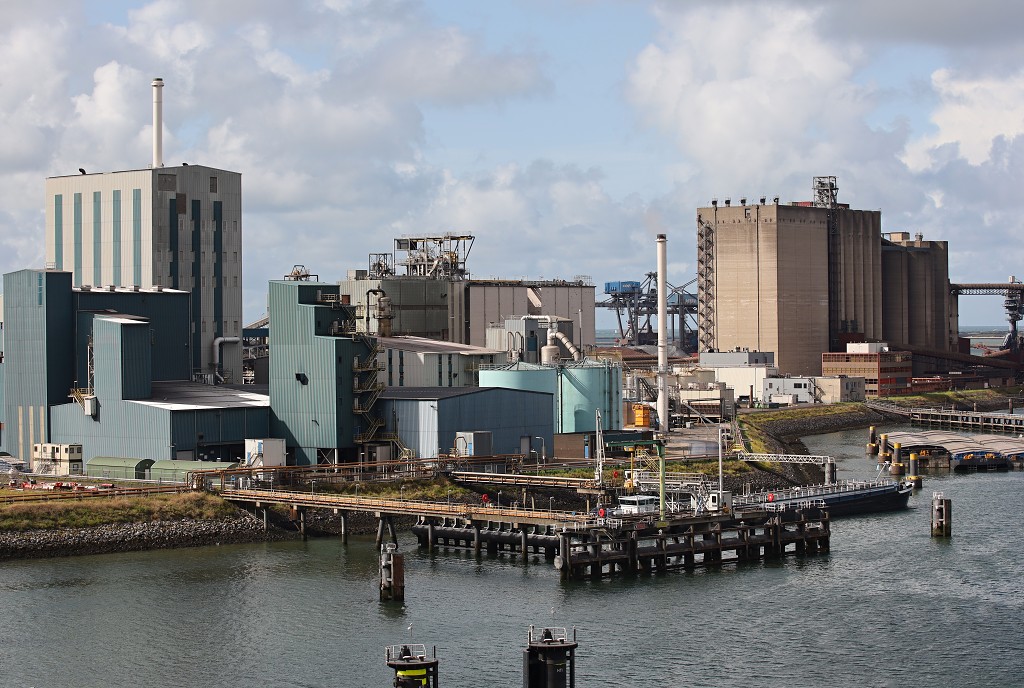 europoort maasvlakte rotterdam botlek haven scheepvaart industrie fabrieken marine transport overslag terminal portlantis ferry centrale